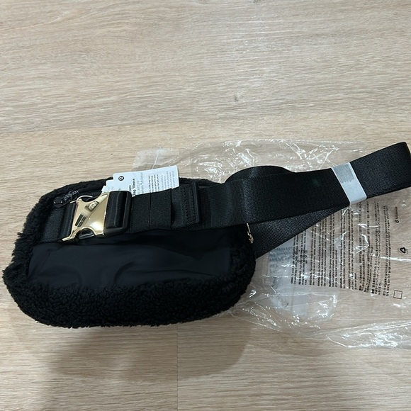 NEW fuzzy fleece sherpa Lululemon lulu belt bag - black with gold - 1 L 1L - Picture 2 of 5